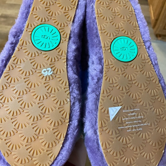 New UGG Fluff Yeah Slide Sandal - Picture 6 of 6